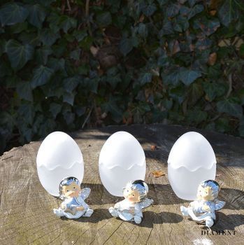 Piękna figurka aniołka trzymającego serduszko w jajku wykonanym ze szkła . Wykonana z wysokiej jakości stali oraz pokryta warstwą srebra w technologii laminowania srebrem (3).JPG